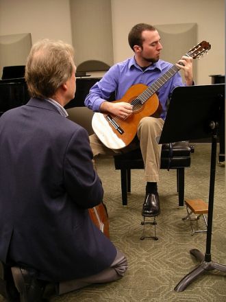 Guitarist Douglas Niedt teaching a classical guitar master class in St. Louis