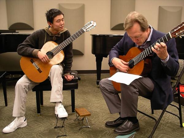 Guitarist Douglas Niedt teaching a classical guitar master class in St. Louis